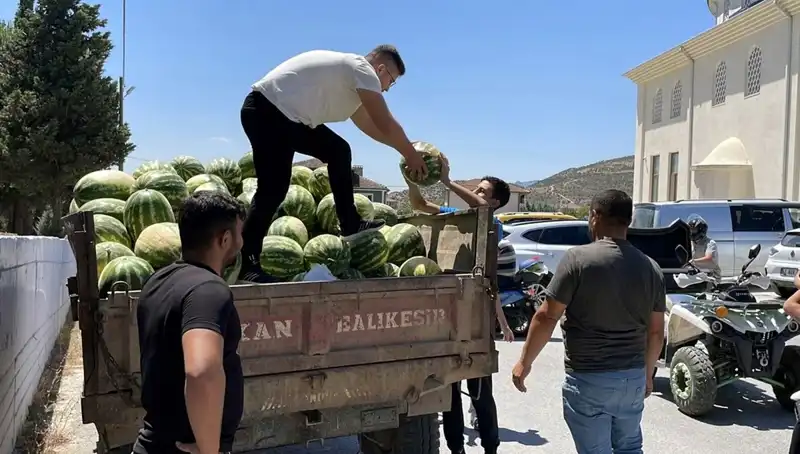 Karpuzlarıyla Yazı Serinleten Etkinlik: Ücretsiz Dağıtım Şöleni