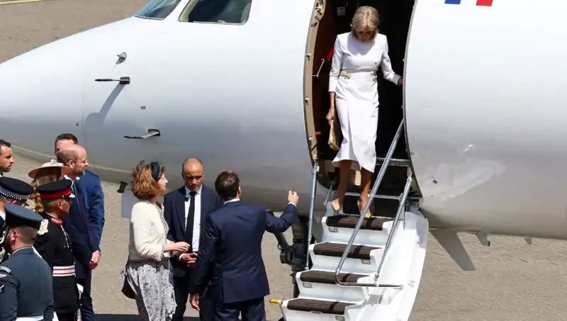 Macron Çiftinde Yeni Bir Kriz: Eşi, Uzattığı Ele Cevap Vermedi!