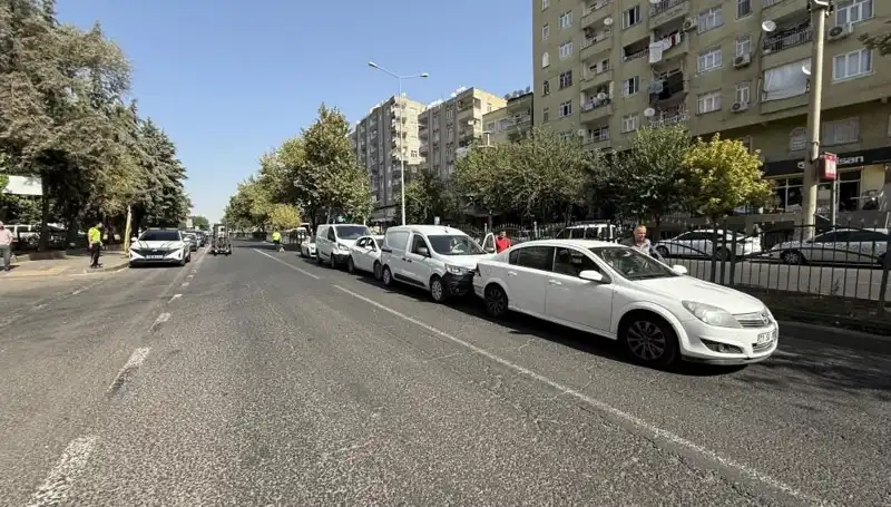 Diyarbakır’da Büyük Kaza: 5 Araç Birbirine Girdi, Olay Yerinde Şok Etkisi!