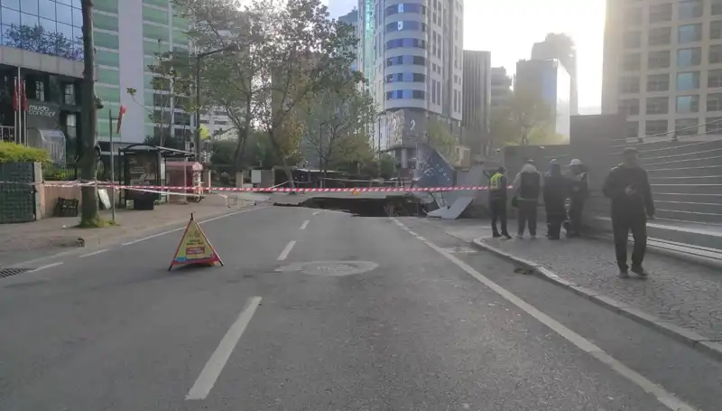 Sarıyer'de Feci Olay: Cadde Çöktü, Trafik Lahmacun Gibi Oldu