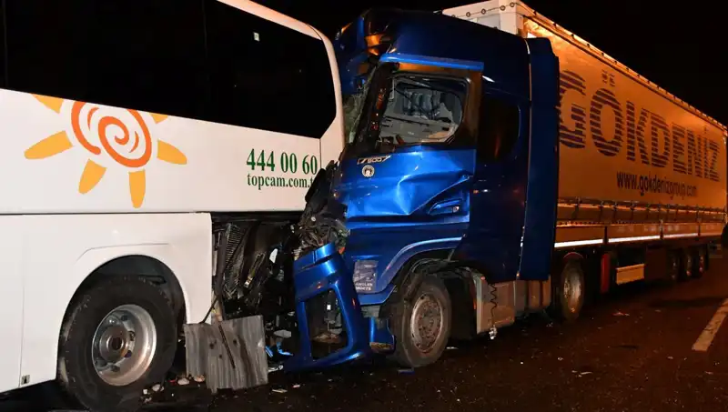 Tur Otobüsü Tırla Çarpıştı: 13 Kişi Hastaneye Kaldırıldı