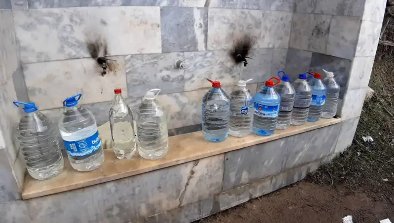 Şifalı Suya Ulaşmak İçin Kilometrelerce Yol Kat Ediyorlar