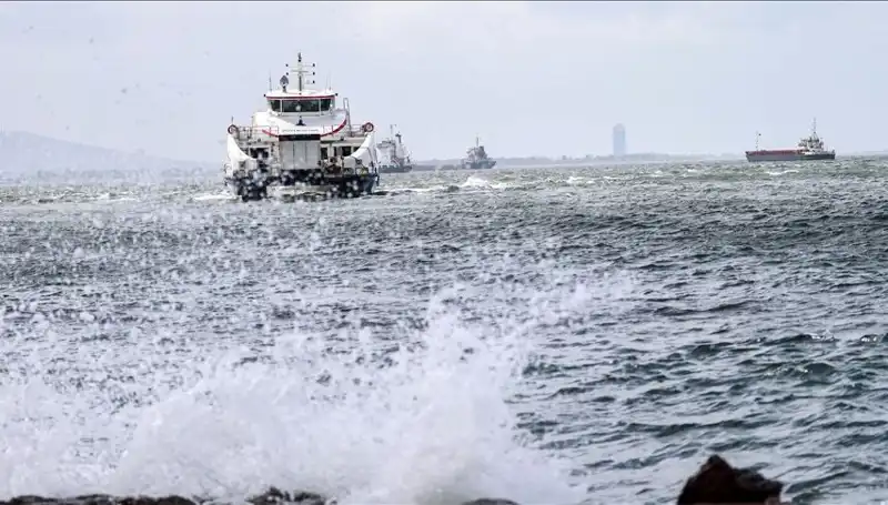 İzmir'deki Vapur Seferleri Fırtına Nedeniyle İptal Edildi!