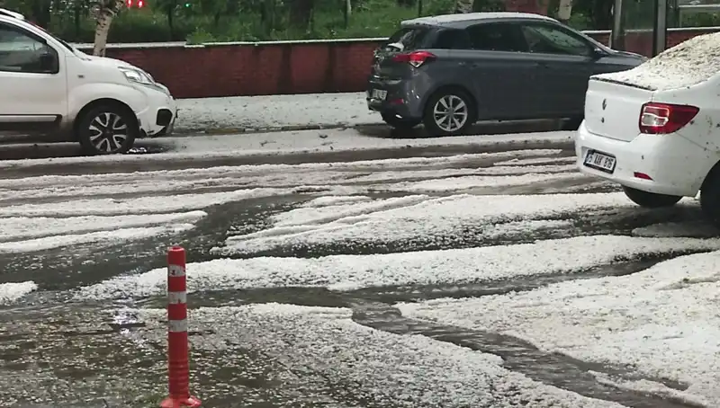 Ardahan'da Dolu Yağışı Şehri Beyaza Bürüdü, Hayat Durma Noktasına Geldi