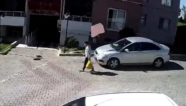 Çatısından Düşen Fayansın Saniyelerle Kurtardığı Şanssız Adamın Hikayesi