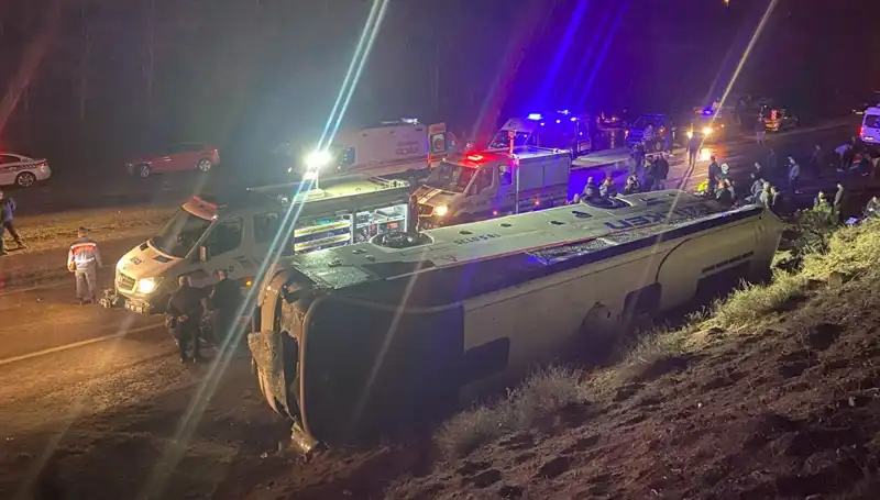İşçi Servisinin Devrilmesi Sonucu 23 Kişi Yaralandı, Olay Yerinde Panic!