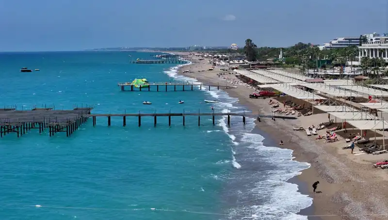 Antalya'da Güneşli Hava Keyfi: Plajlar Dolup Taşıyor