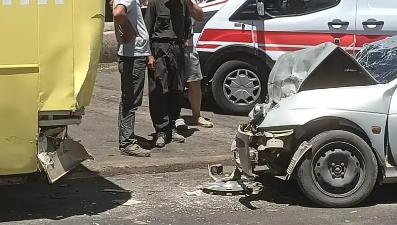 Halk Otobüsü ile Otomobil Çarpıştı: Olayda İki Kişi Yaralandı