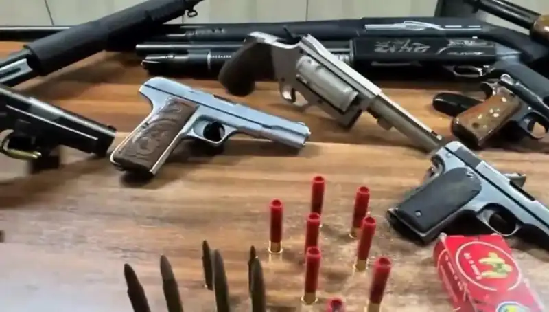 İzmir'de Yasa Dışı Silah Ticareti Operasyonu: Tek Tutuklama ile Çarpıcı Gelişmeler