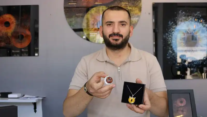Gözün Derinliklerinden Sanata: İris Fotoğraflarıyla Eşsiz Takılar ve Tablo Tasarımları