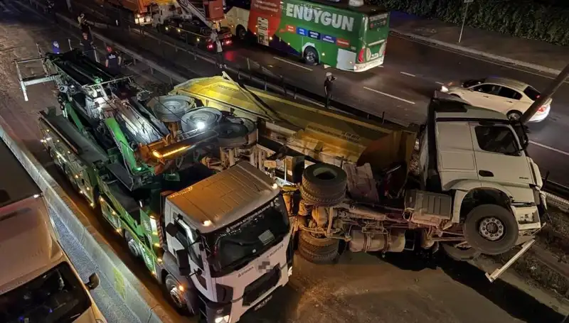 Moloz Yüklü Hafriyat Kamyonu Devrildi: Olay Yerindeki Panik Anları