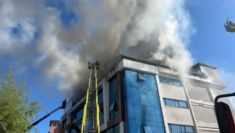 Esenyurt'taki Tekstil Atölyesinde Yangın: Birçok Mülkü Tehlikeye Attı