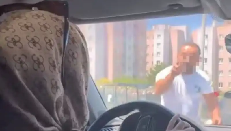 Trafikte Dehşet Anları: Önünü Kesen Sürücü Aracı Yumrukladı