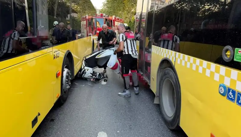 Motosiklet, İETT Otobüslerinin Arasına Sıkıştı: O Anlar İşte Böyle Görüntülendi