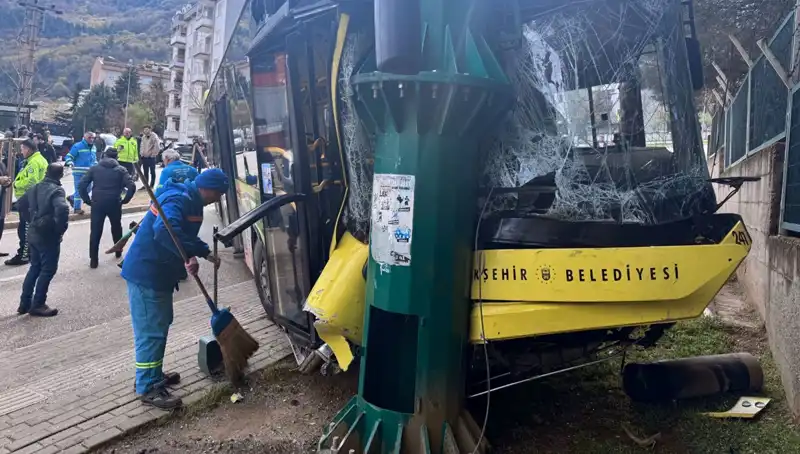 Bursa’da Belediyenin Otobüsü Kazaya Karıştı: 8 Kişi Yaralandı