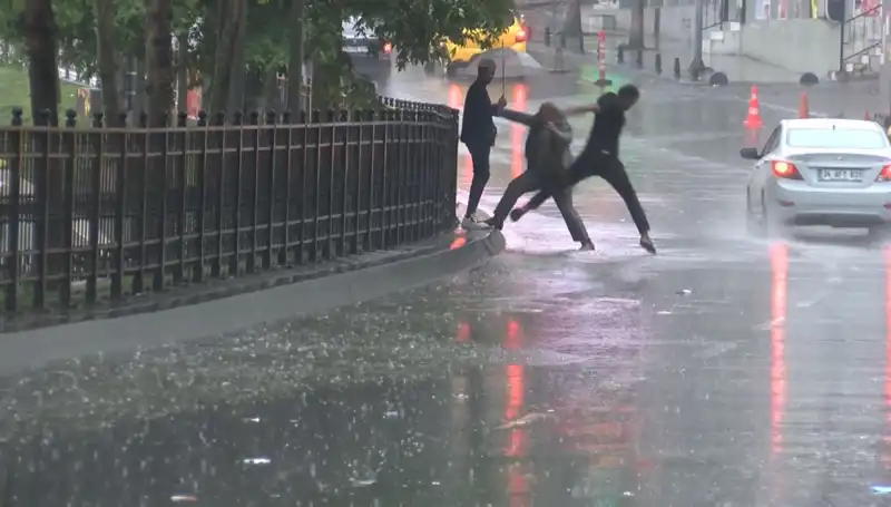 İstanbul ve İzmir İçin Yoğun Yağış Uyarısı: Meteoroloji'den Turuncu Alarm!