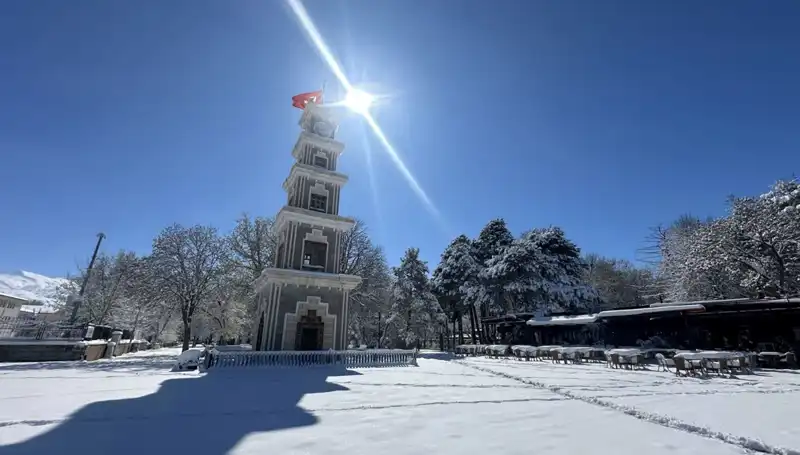 Erzincan'da Nisan Ayı Sürprizi: Karla Uyanan Doğa