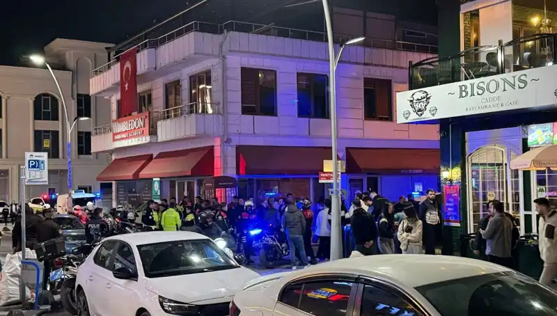Kafede Havaya Ateş Açtı, Engellemek İsteyen Sahibine Bıçakla Saldırdı