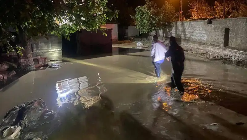 20 Dakikada Gelen Yağmur, Yerel Mahallede Sel Felaketi Yarattı