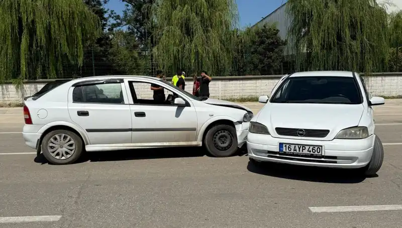 İki Otomobil Çarpıştı: Trafik Kazasında İki Yaralı