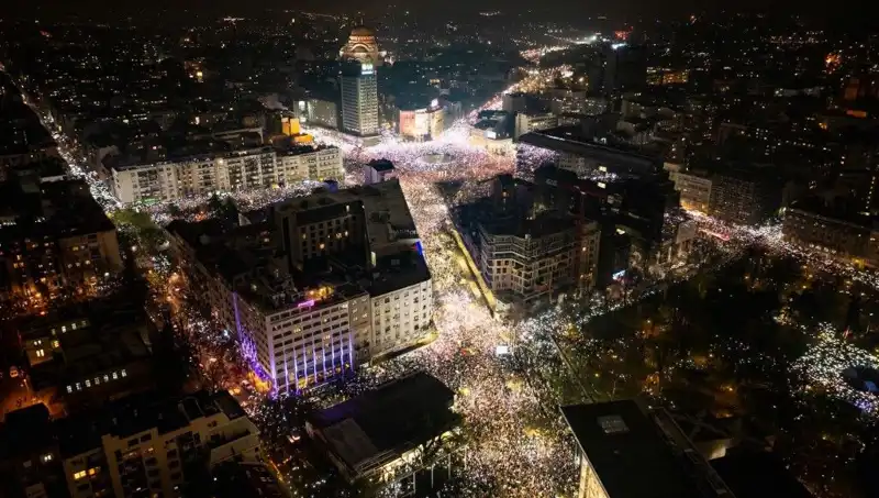 Sırbistan'da Öğrenci Protestoları: Belgrad Sokakları Eylemle Çalkalandı