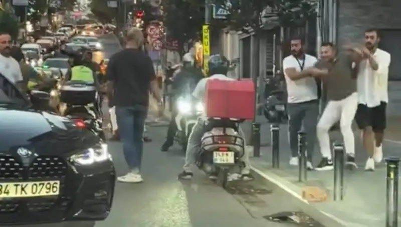 Nişantaşı’nda Yolda Kavga: Kadın Üzerine Sopayla Yürüyen Adam Şok Etti