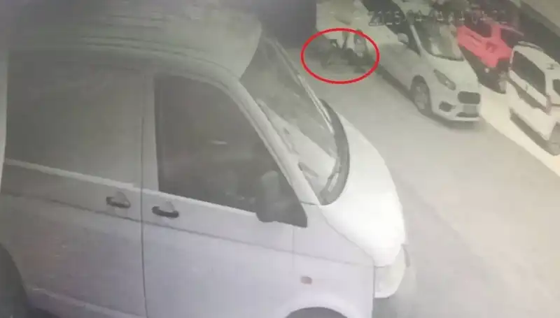 Yolda Bisiklet Süren Çocuk, Büyük Bir Tehlikeyle Yüz Yüze Geldi