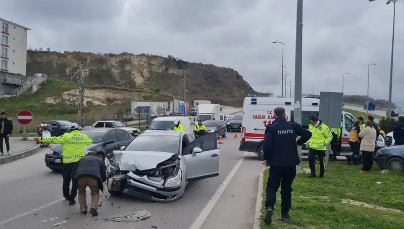 Sinop'ta Feci Kaza: İki Otomobil Çarpıştı, Yaralılar Hastaneye Kaldırıldı