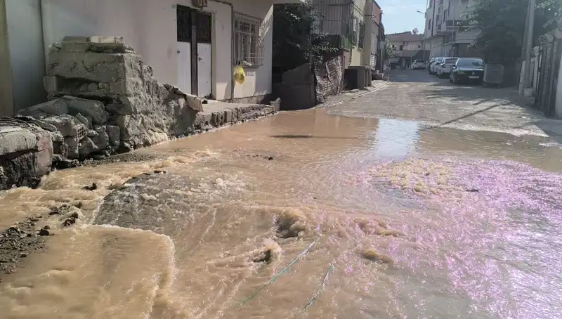 Çarşıda Şok: İçme Suyu Hattı Patladı, Her Yer Sular Altında Kaldı!