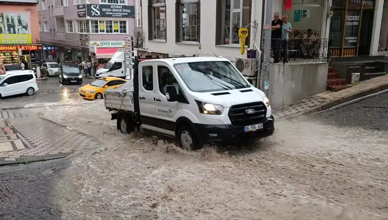 10 Dakikalık Sağanak, Şehri Su İçinde Bıraktı: Hızla Gelişen Olaylar