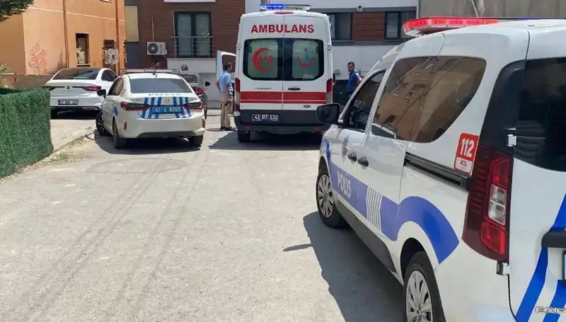 Bıçaklı Kavga: İki Kardeş ve Bir Polis Yaralandı, Olay Yeri Korku Dolu Anlara Sahne Oldu