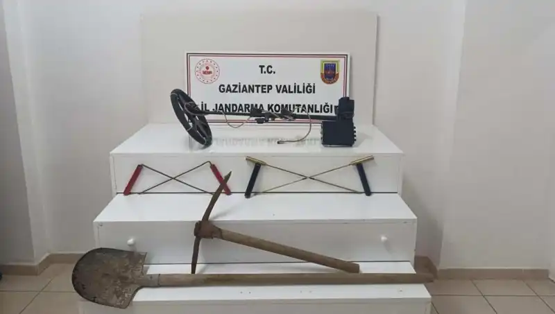 Defineciler Suçüstü: Kaçak Kazı Yapan İki Kişi Gözaltına Alındı
