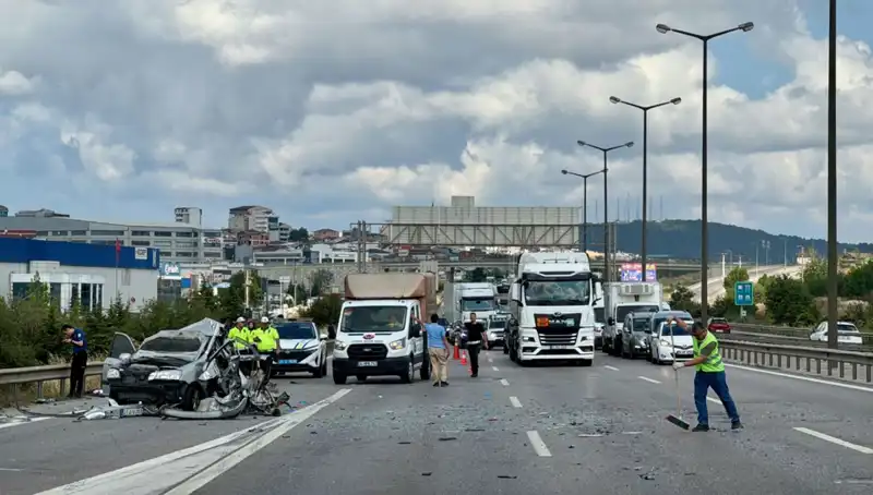 Otoyolda Meydana Gelen Feci Kaza Trafiği Felç Etti