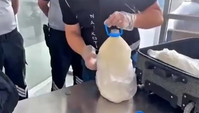 Havalimanında Dehşet Veren Yakalama: 12 Kilo 800 Gram Uyuşturucu Süt Şişesinde!
