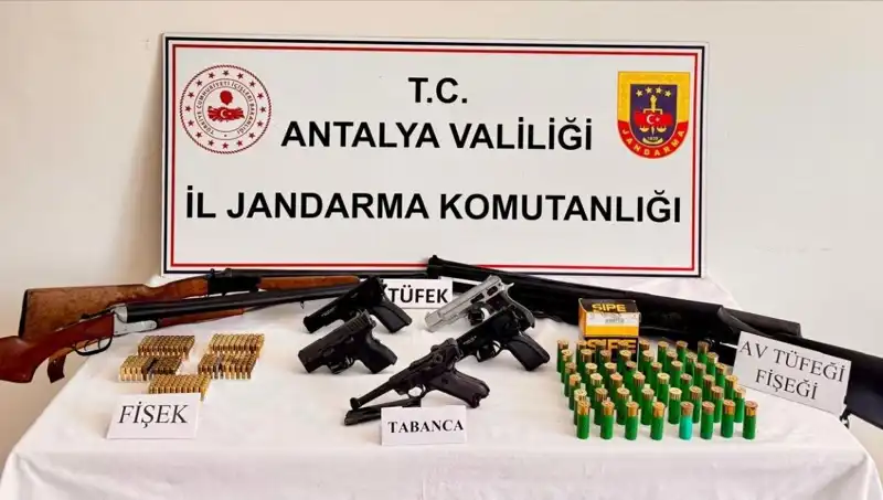 Antalya'da Ruhsatsız Silah Operasyonu: Çok Sayıda Silah Ele Geçirildi!