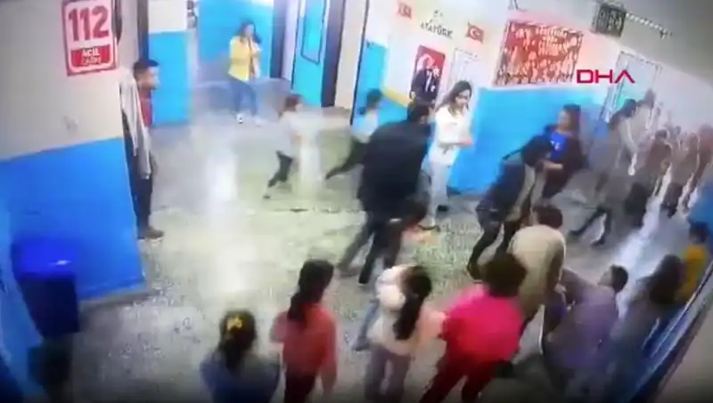 Okulda Bayılan Öğrenciyi Müdür Yardımcısı Zamanında Kurtardı