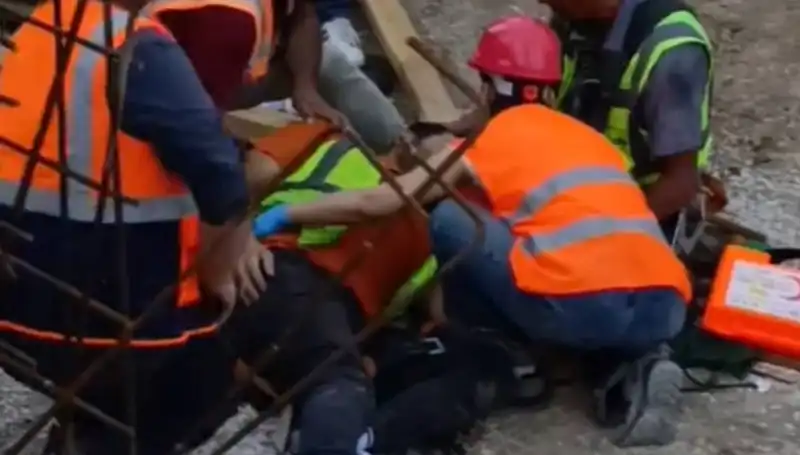 Adana'da İnşaatta Yaşanan Kazada İki İşçi Yaralandı