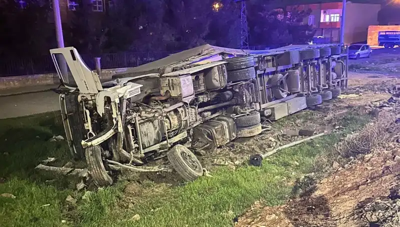 TIR Devrildi: Yolculuk Acısıyla Dolu Bir Kaza!