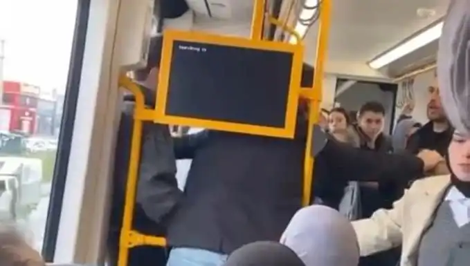 Büyükşehir Metroda Tekme Tokat Kavga! Yolcular Şokta