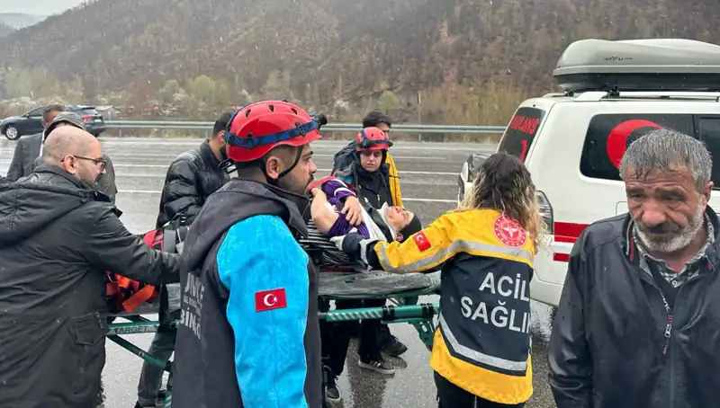 Otomobil İstinat Duvarına Çarptı: 5 Yaralı, Korku Dolu Anlar Yaşandı