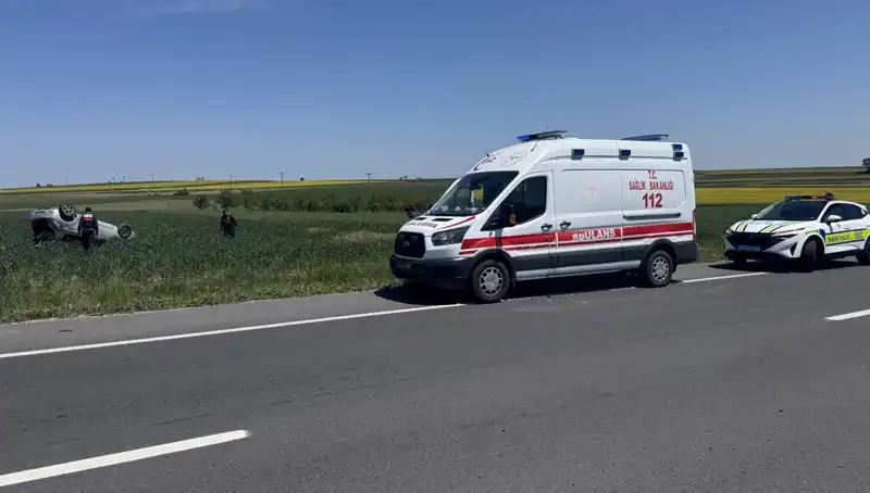 Edirne'de Otomobil Devrildi: Sürücü ve Eşi Hastaneye Kaldırıldı