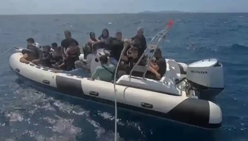 Düzensiz Göçmenler Kurtarıldı: Deniz Kıyısında Dram Yüz Göz Oldu