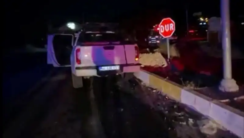 İzmir'de Korkutan Trafik Kazası: 7 Yaralı Hafif Ticari Araç Kamyonetle Çarpıştı