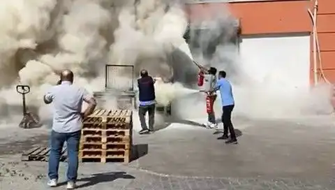 AVM Depo Alanında Yangın: Acil Durum Ekipleri Hareket Geçti