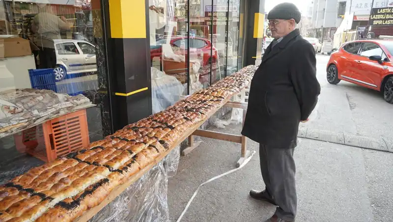 7 Metrelik Dev Pideyi 8 Kişi İki Saatte Hazırladı!