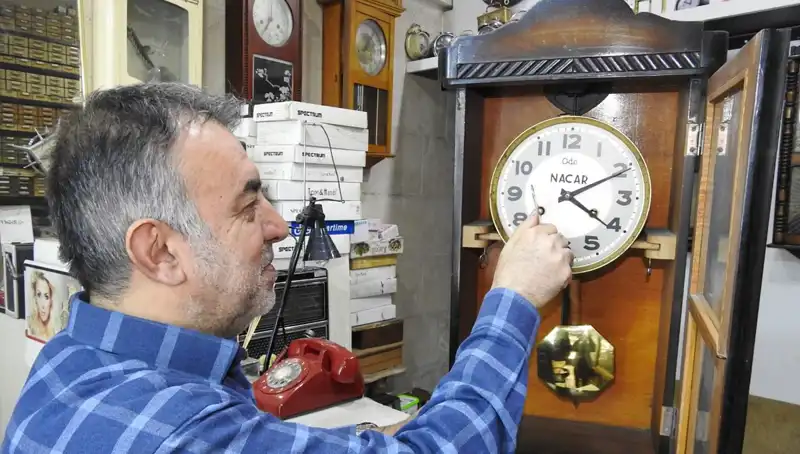 10 Metrekarelik Dükkanında Zamanı Yaşatan Usta Saat Tamircisi