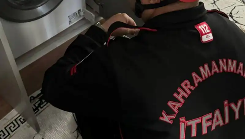 Çamaşır Makinesine Sıçrayan Kedi, İtfaiye Ekipleri Tarafından Kurtarıldı!