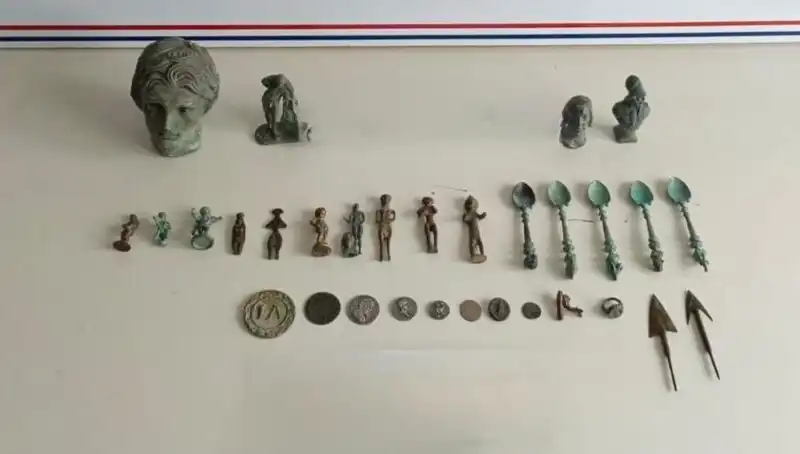 Roma Dönemine Ait Tarihi Eserler Yerel Güvenlik Ekiplerince Ele Geçirildi