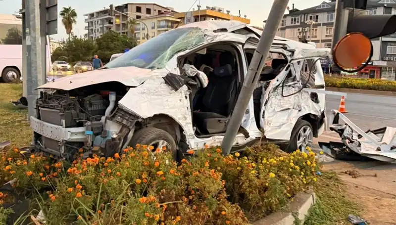 Antalya'da Korkunç Kaza: Midibüs ile Hafif Ticari Araç Çarpıştı