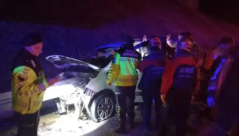Bariyer, Otomobile Saplanarak Korkunç Bir Kaza Yarattı: 4 Yaralı